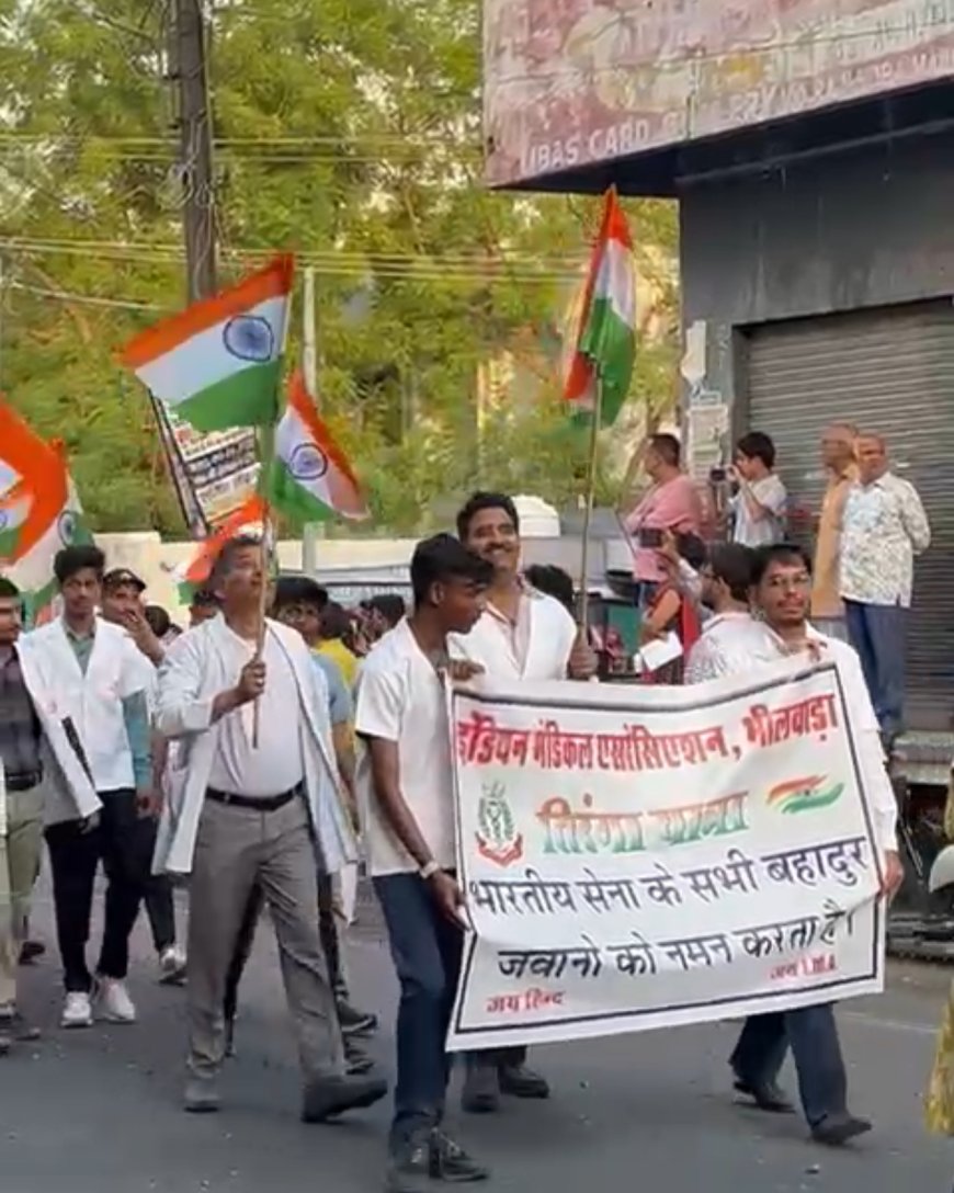 भीलवाड़ा मैं निकली गई भव्य तिरंगा यात्रा - उपमुख्यमंत्री प्रेम चंद बैरवा हुए शामिल , लोगो ने फूल बरसाकर किया अभिवादन