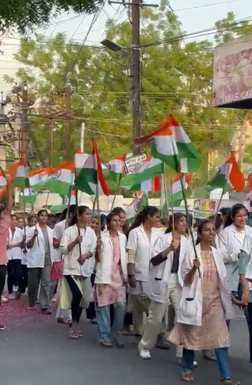 भीलवाड़ा मैं निकली गई भव्य तिरंगा यात्रा - उपमुख्यमंत्री प्रेम चंद बैरवा हुए शामिल , लोगो ने फूल बरसाकर किया अभिवादन
