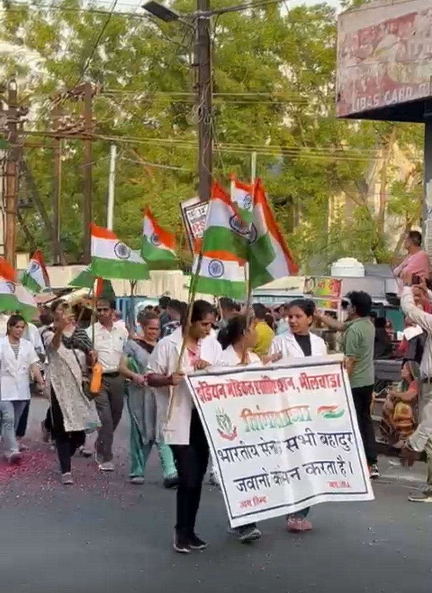 भीलवाड़ा मैं निकली गई भव्य तिरंगा यात्रा - उपमुख्यमंत्री प्रेम चंद बैरवा हुए शामिल , लोगो ने फूल बरसाकर किया अभिवादन