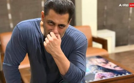 सलमान खान ने फोटो में दिखाई अपकमिंग फिल्म की झलक, फैंस बोले-पीछे टेबिल पर क्या है?